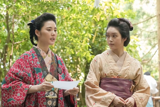 ヘブン（トミー・バストウ）に想いを寄せるリヨ（北香那）は、トキ（髙石あかり）を伴って八重垣で恋占いをする　(C)NHK