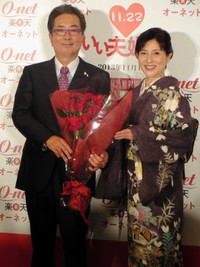 「いい夫婦　パートナー・オブ・ザ・イヤー」に選ばれた大和田獏（左）＆岡江久美子さん＝2013年