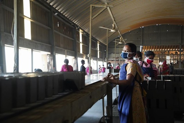 環境に配慮した「Stone Bricks」の工場で働く人々=2024年5月7日、バングラデシュ、荒ちひろ撮影