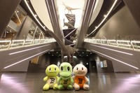 「大迫力の塔をバックに記念撮影じゅら！」「福井県立恐竜博物館」新館には1階から3階までにそびえる「恐竜の塔」。福井県で見つかった5種の恐竜と1種の鳥類の実物大モニュメントがあしらわれている