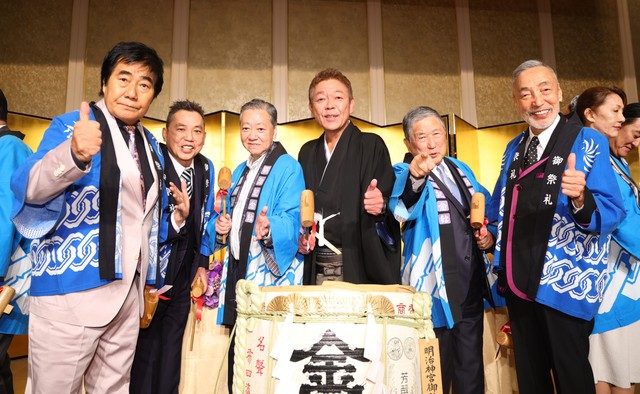 玉袋筋太郎の芸能生活40周年を祝って鏡割をする（左から）村西とおる、太田光、高田文夫、玉袋、徳光和夫、テリー伊藤＝東京・明治記念館