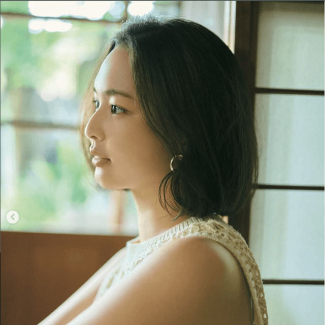 「FLASH」（26年6月23日発売号）に登場した白河れいのオフショット　本人のインスタグラム（＠rayshirakawa）より