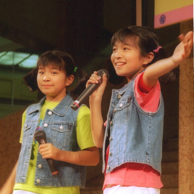 歌手デビューした三倉茉奈、佳奈（左）（1997年）