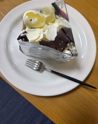 トッピングされたホワイトチョコレートがまるで「卵の殻」のよう／千尋さん（@____________chihiro22）提供