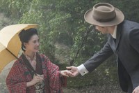 ヘブンに手を引かれ「You're so gentleman」と喜ぶリヨ　(C)NHK