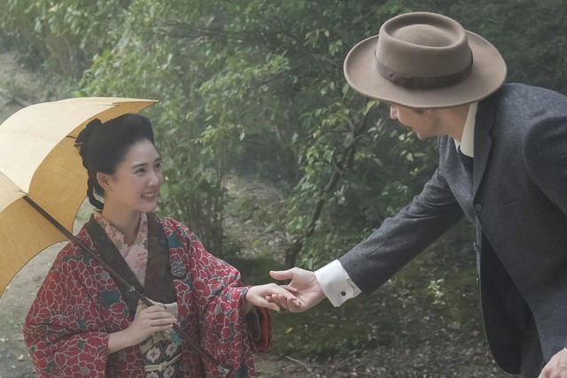 ヘブンに手を引かれ「You're so gentleman」と喜ぶリヨ　(C)NHK