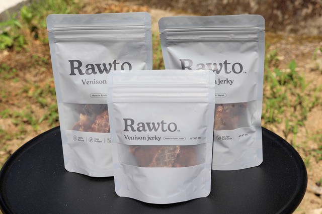 泉さんと江口さんらが発売した舞鶴産鹿肉の犬用ジャーキー。スタイリッシュなデザインにもこだわったという
