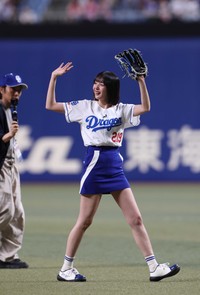 始球式を務める岡田紗佳＝2025年6月20日