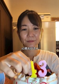 【アフター】1年間の自分磨きによってフェイスラインが引き締まり、表情にも余裕が見える／はなさん提供