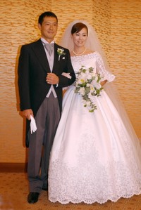 結婚式を終えた鈴木一美さんと鶴見辰吾＝2004年