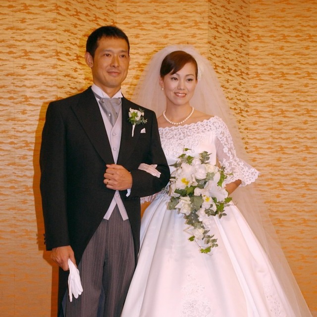 結婚式を終えた鈴木一美さんと鶴見辰吾＝2004年