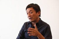 インタビューに応じる山本兵衛監督