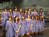 （前列左から）秦佐和子、矢神久美、松井玲奈、松井珠理奈、高柳明音、木﨑ゆりあ、大矢真那（後列左から）中西優香、菅なな子、向田茉夏、古川愛李、木本花音、須田亜香里、矢方美紀、松村香織＝2012年