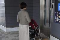 子どもと一緒にベビーカーでお出掛けする際、駅でエレベーターがどこにあるのか探すということ、よくありますよね。※画像はイメージです（apiox/stock.adobe.com）