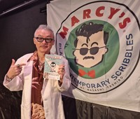 10年ぶりとなる新刊を手に、トークイベント前に意欲を示す田代まさし氏＝東京・渋谷