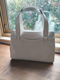 古着屋で見つけた500円の白いバッグ。質も良く保管状態も良好／山かなさん（@yamanakakana）提供