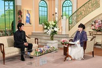 黒柳徹子さん（右）とトークを展開する寛一郎さん