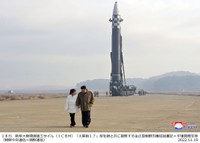 2022年11月18日、大陸間弾道ミサイル（ICBM）「火星17」の試射を娘と共に視察する金正恩総書記