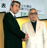 渡哲也さん（左）と握手する倉本聰氏＝2005年