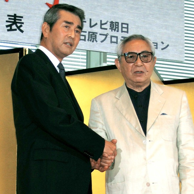 渡哲也さん（左）と握手する倉本聰氏＝2005年