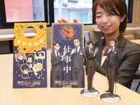 宿泊者にプレゼントされるアクリルスタンドやドアプレート＝スーパーホテルなんば・日本橋