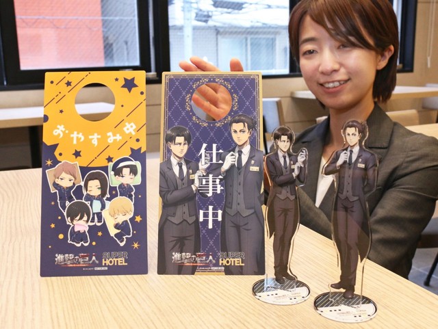 宿泊者にプレゼントされるアクリルスタンドやドアプレート＝スーパーホテルなんば・日本橋