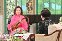 6月6日放送の「徹子の部屋」に出演する前橋汀子（左）と司会の黒柳徹子＝提供