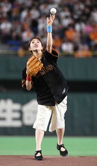 ファーストピッチを行う日テレ・黒田みゆアナ＝東京ドーム