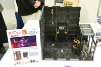 100円ショップ向けの商品を開発する山田化学株式会社のブースには、1ピース100円で組み合わせ自由のジオラマベースが。劇場版タローマンにも使用されていたそうです