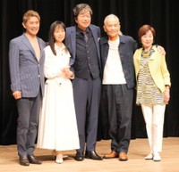 （左から）田中健、岡田奈々、中村雅俊、秋野太作、上村香子＝2026年