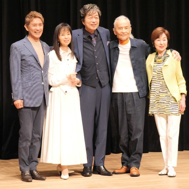 （左から）田中健、岡田奈々、中村雅俊、秋野太作、上村香子＝2026年
