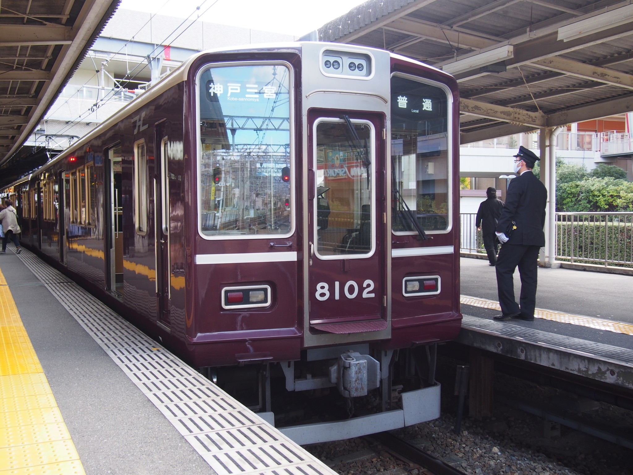 独特な茶色で知られる阪急電車 しかし、昔はド派手な色でも走っ