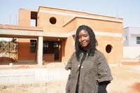 ジンガ・ンブップさんが設計した建設中の「土の家」＝2023年12月22日、セネガル西部ガパル、荒ちひろ撮影