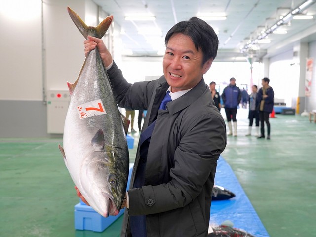 石川県七尾市に本社を置く株式会社どんたくの代表取締役社長の山口宗大さん。2024年12月、寒ブリの最高級ブランド「煌（きらめき）」の初競りが金沢港であり、1本２００万円でどんたくが競り落としました。地域性を高めることに加え、「話題になることで能登を活気づけたかった」（写真は一部を除きどんたく提供）