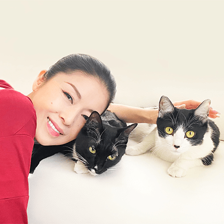 「想い出づくり/小さな鐘の音~ラ・カンパネラ~」のCDジャケットには、マル(左)とオレオ(右)の姿も=ソニー・ミュージックレーベルズ提供