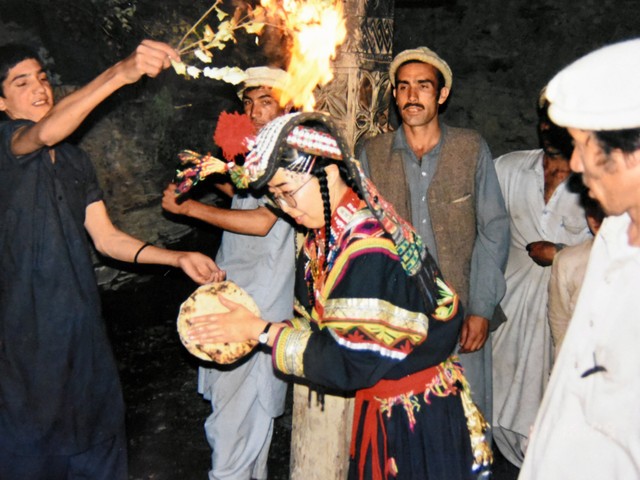 パキスタン北西部のカラーシャの谷で1993年夏、大勢の村人が見届けるなか、伝統の儀礼で結婚を祝った和田晶子さん（中央）と、夫のジャマット・カーンさん（右手前）＝和田さん提供