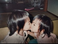 仲良く顔をくっつけあう姉妹／長嶺姉妹さん（@sakahika）提供