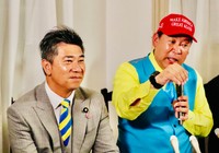 斉藤健一郎参院議員（左）とともに開票を見守ったNHK党の立花孝志氏＝神戸市内
