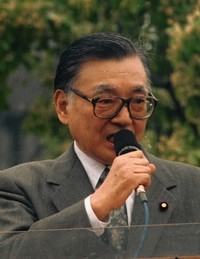 演説する不破哲三さん