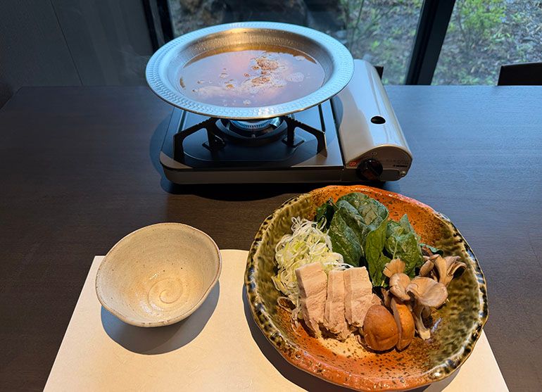 鶏モモ肉がごろんと入った鍋でたんぱく質もたっぷり補給
