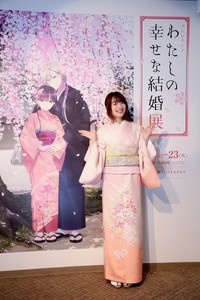 「わたしの幸せな結婚」企画展を楽しむ上田麗奈　©2023 顎木あくみ・月岡月穂／KADOKAWA／「わたしの幸せな結婚」製作委員会