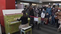 誰でも自由に演奏できる「ストリートピアノ」JR高松駅に軽快な音が響く