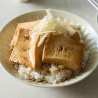 長谷川あかりさんの「甘辛豆腐煮込みのせごはん」（主婦と生活社提供）