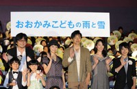 「おおかみこどもの雨と雪」舞台あいさつの加部亜門、細田守監督、大野百花、宮﨑あおい、大沢たかお、黒木華、西井=2012年