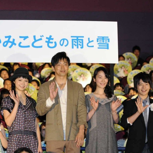 「おおかみこどもの雨と雪」舞台あいさつの加部亜門、細田守監督、大野百花、宮﨑あおい、大沢たかお、黒木華、西井=2012年