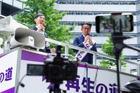 ネット配信を活用しながら街頭演説をする石丸伸二氏（左）（右は柳澤誉之氏）