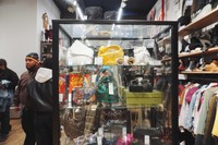 ニューヨーク・ソーホーの「セカンドストリート」。高価なブランド品はショーケース展示、この光景は日本と同じ