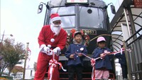 「クリスマス電車」が岡山市を走る　大きなリースや窓のアートの電車が東山線で25日まで1日5往復運行