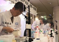ギネス世界記録への登録を目指し慎重にかつらむきする出場者たち（京都市中京区・ゼスト御池）
