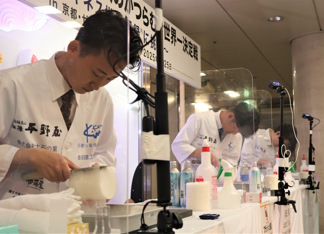 ギネス世界記録への登録を目指し慎重にかつらむきする出場者たち（京都市中京区・ゼスト御池）
